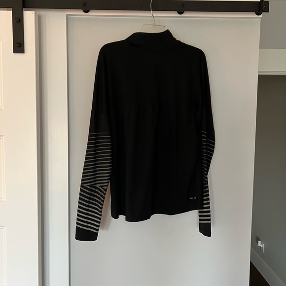 Nike Dri Fit running top with cute striped sleeves! Sz L - Picture 5 of 5
